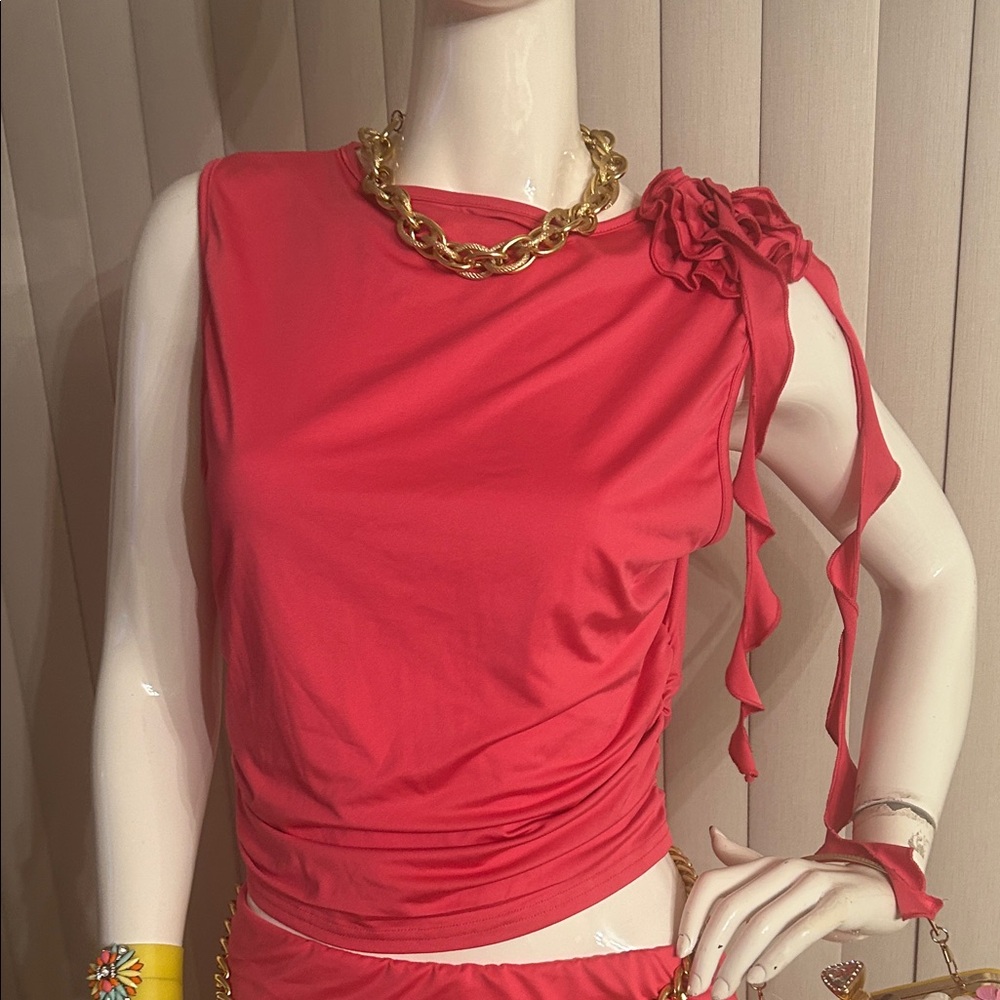 Chic Pink Ruched 2pcs skirt suit with Gold Chain Accents - Picture 5 of 6